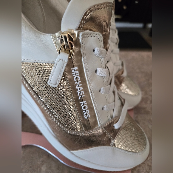 Michael Kors Women's Darby Metallic Wedge Pale Gold Sneakers. Size: 10 - Picture 2 of 8